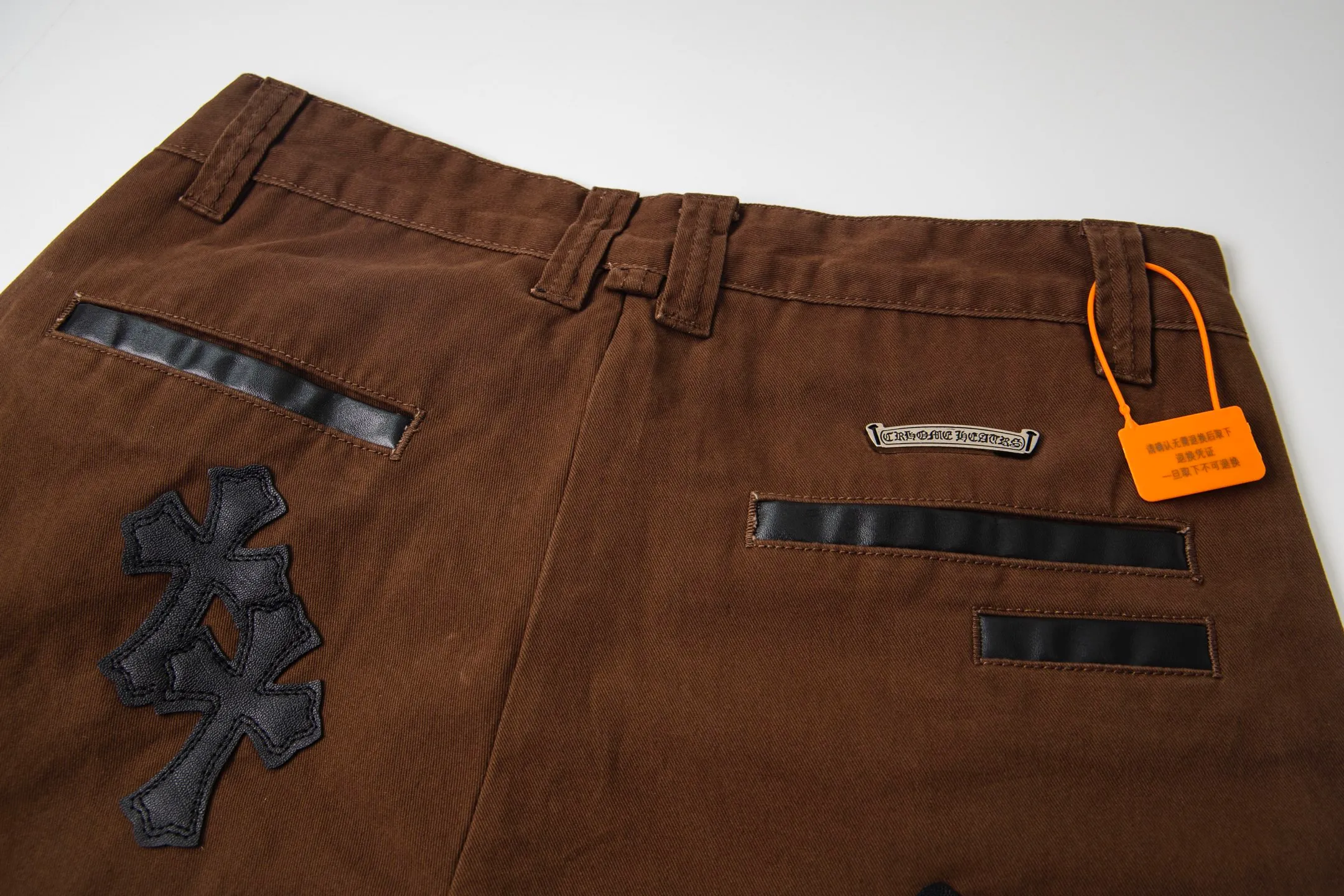 P260 Chrome Hearts | Chrome Hearts Brown Casual Cross Patched Leather Jeans - Full of exploring the ultimate in fashion, Chrome Hearts' new Chrome Hearts pants cleverly integrate camouflage cross, camouflage cross and other elements to break traditional boundaries. Mattyboy's clever fusion of overalls and khaki jeans, the same style, brings endless matching inspiration to fashionistas! Whether it is daily wear or a trendy try, these pants can bring you an excellent fashion experience. Style number: 1754# Color: casual brown Size: 28 30 32 34